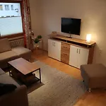Apartman 83 *